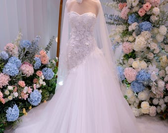 Strapless Mermaid Wedding Dress – Lace Appliques Bridal Gown with Tulle Train, Elegant Sweetheart Neckline Dress for Bride