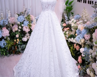 Strapless Floral Lace Wedding Dress – Elegant A-Line Bridal Gown with Textured Rose Pattern, Modern Minimalist Princess Dress