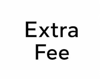 Può includere: Uno sfondo bianco semplice con il testo Extra Fee scritto in un carattere sans-serif nero, semplice e in grassetto. La parola Extra è posizionata sopra la parola Fee, entrambe centrate nel riquadro, creando una grafica chiara e leggibile.
