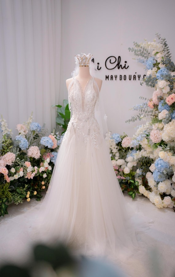 Halter Neck Sparkly Tulle Wedding Dress / Beaded Lace Applique Bridal Gown / Elegant Sleeveless Wedding Gown / Luxury A Line Wedding Dress Halter Neck Sparkly Tulle Wedding Dress / Beaded Lace Applique Bridal Gown / Elegant Sleeveless Wedding Gown / Luxury A Line Wedding Dress