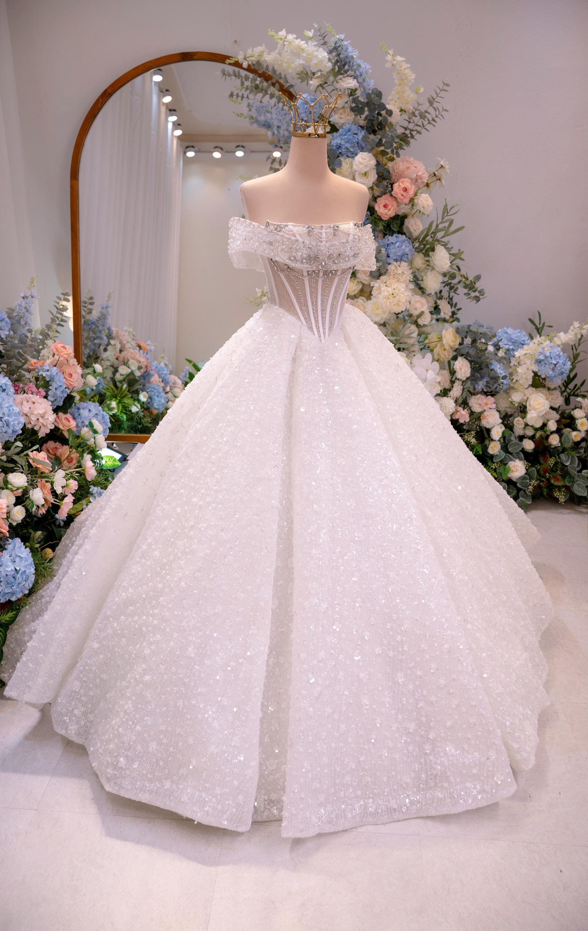 green emerald velvet dress Hellymoon Women Ivory Glitter Long Boho Wedding Dress with Appliques A-Line  Spaghetti Straps Tulle Sweep Train Bridal Dress – hellymoonuk