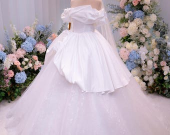 Schulterfreies Ballkleid Brautkleid - Prinzessinnen-Brautkleid aus Satin und Tüll, gerüschter Mieder-funkelnder Rock, elegantes formelles Hochzeitskleid