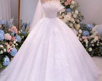 Off-shoulder 3D bloemen baljurk trouwjurk – prinses witte bruidsjurk met bloemen applicatie, elegante sprookjesjurk tule