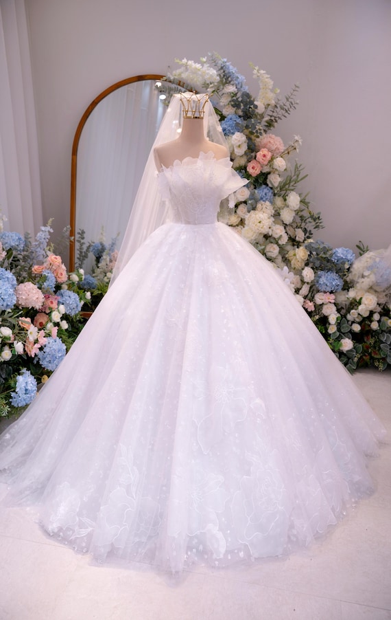 Off Shoulder 3D Floral Ball Gown Wedding Dress - Princess White Bridal Gown with Appliqu Flowers, Elegant Tulle Fairytale Dress
