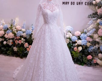 レースのウェディングドレス、長袖Aラインのブライダルガウン、ハイネックの花柄レースのウェディングドレス、控えめでロマンチックなブライダルガウン