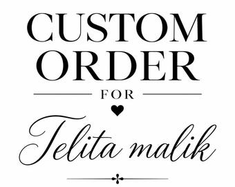 Può includere: Una grafica in bianco e nero che presenta il testo CUSTOM ORDER in un carattere serif in grassetto, seguito dalla parola FOR, una piccola icona a forma di cuore, il nome Telita malik in corsivo e un elemento a linea orizzontale decorativa in basso.