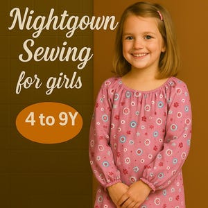 Op de afbeelding: Een meisje draagt een roze nachtjapon met bloemenpatroon. De nachtjapon heeft lange mouwen en een gefranjerde zoom. De tekst "Nightgown Sewing for girls" en "4 to 9Y" is zichtbaar in de afbeelding.