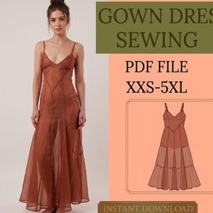 Op de afbeelding: Een roestkleurige jurk met spaghettibandjes en een V-hals. De jurk heeft een zwierige rok en een getailleerd lijfje. De afbeelding bevat de tekst "GOWN DRESS SEWING", "PDF FILE", "XXS-5XL" en "INSTANT DOWNLOAD".