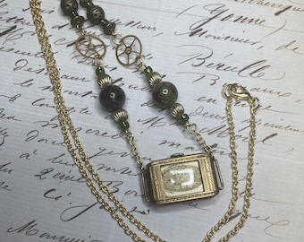 Collar Steampunk: Colgante con mecanismo de reloj Elgin vintage, engranajes y ágata de sangre de dragón, regalo para mujer.