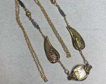 Collar Steampunk: Movimiento de reloj vintage con alas doradas. Regalos para mujer.