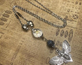 Steampunkketting: zilveren doodskopvlinder met schedels en vintage uurwerk, sieraden, cadeaus voor vrouwen