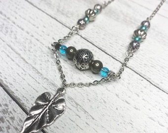 Steampunk-ketting met bladzilveren bedel: met blauwe accentkralen, cadeau voor vrouwen