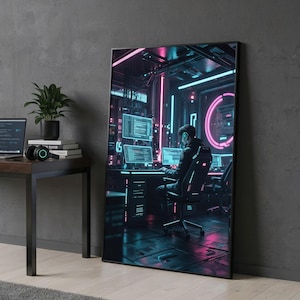 Könnte beinhalten: Gerahmter digitaler Kunstdruck, der eine Person zeigt, die in einer futuristischen, neonbeleuchteten Umgebung an einem Computer arbeitet. Die Szene wird von Blau- und Rosatönen dominiert, mit mehreren Computerbildschirmen und einer Person, die an einem Schreibtisch sitzt.