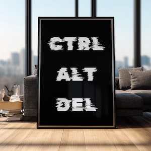 Könnte beinhalten: Ein gerahmter Schwarz-Weiß-Druck mit dem Text "CTRL ALT DEL" in einem Glitch-Effekt. Das Kunstwerk wird in einem modernen Wohnzimmer mit Blick auf die Stadt durch das Fenster präsentiert.
