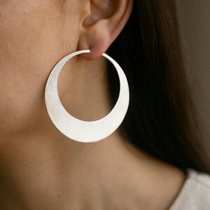 Minimalistische Silber Halbmond Hoop Ohrringe, Moderne Statement Kreis Ohrringe, Leichte Matte Ohrringe, Alltags Schmuck Geschenk für Sie