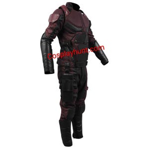 Könnte beinhalten: Ein Ganzkörperkostüm in Burgunderrot und Schwarz mit strukturiertem Design und Schutzpolstern. Das Kostüm umfasst eine Jacke, eine Hose und Handschuhe. Die Website-Adresse "Cosplayhunt.com" ist auf dem rechten Ärmel aufgedruckt.