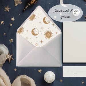 Puede incluir: Sobre blanco con interior crema adornado con motivos de sol, luna y estrellas. El texto "Comes with 7 size options" es visible. También hay artículos de papelería adicionales y estrellas decorativas.