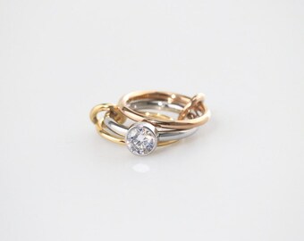 14k Vergoldete Silber Moissanite Rundschliff Lünette Set Solitär Ring mit zwei Plain Band Multi Linked Band SPINELLI Band KILCOLLIN Bands