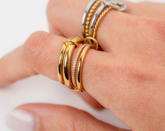 Anillo de eternidad de plata chapada en oro de 14k con moissanita de 1 mm y tres bandas lisas, anillo SPINELLI KILCOLLIN, anillo con conector entrelazado.