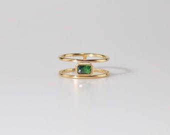 Smaragd CZ Smaragdschliff Solitärring, 18k vergoldeter Zweibandring, Smaragdstapelband, handgemachte Lünette Set Smaragdring für Frauen Geschenk