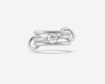 Anillo solitario de moissanita redonda de 5 mm chapado en oro de 18k con banda de eslabones múltiples, banda apilable lisa, banda entrelazada, banda SPINELLI KILCOLLIN