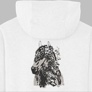 Könnte beinhalten: Weißer Kapuzenpullover mit einem detaillierten schwarz-grauen Pferdekopf-Design auf dem Rücken. Die Pferdeillustration weist florale und botanische Elemente auf, die eine künstlerische Ästhetik erzeugen. Der Hoodie hat eine Kapuze.