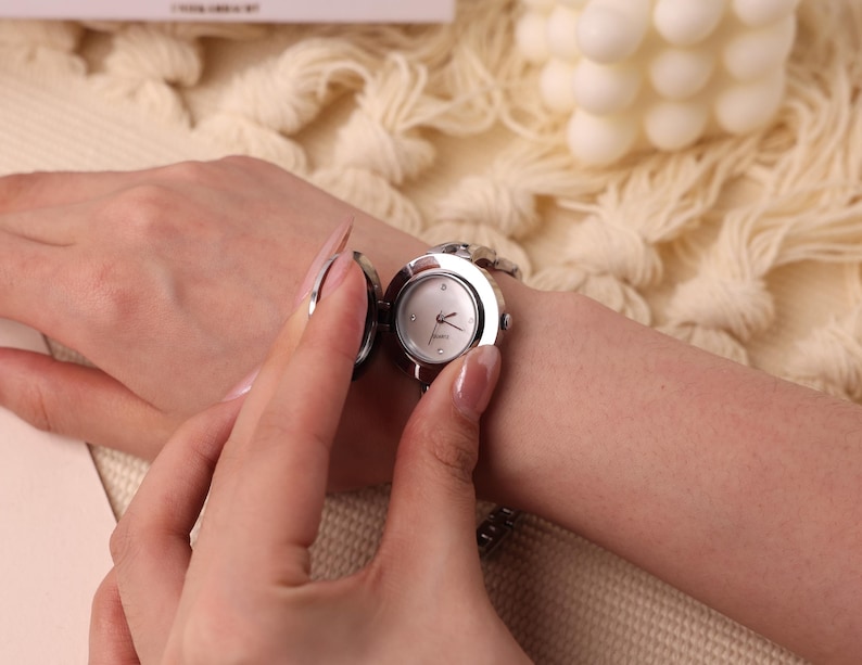 Blommig armbandsklocka för kvinnor, dekorativ urtavla med smyckesklocka och personlig presentask, elegant armbandsur som present till henne bild 11