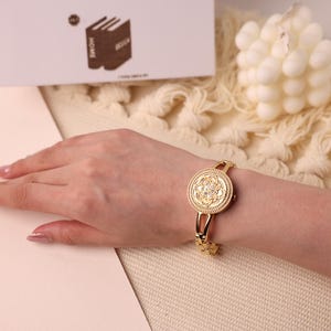 Blommig armbandsklocka för kvinnor, dekorativ urtavla med smyckesklocka och personlig presentask, elegant armbandsur som present till henne bild 12