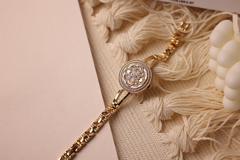 Blommig armbandsklocka för kvinnor, dekorativ urtavla med smyckesklocka och personlig presentask, elegant armbandsur som present till henne bild 13