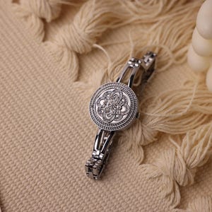 Blommig armbandsklocka för kvinnor, dekorativ urtavla med smyckesklocka och personlig presentask, elegant armbandsur som present till henne bild 3