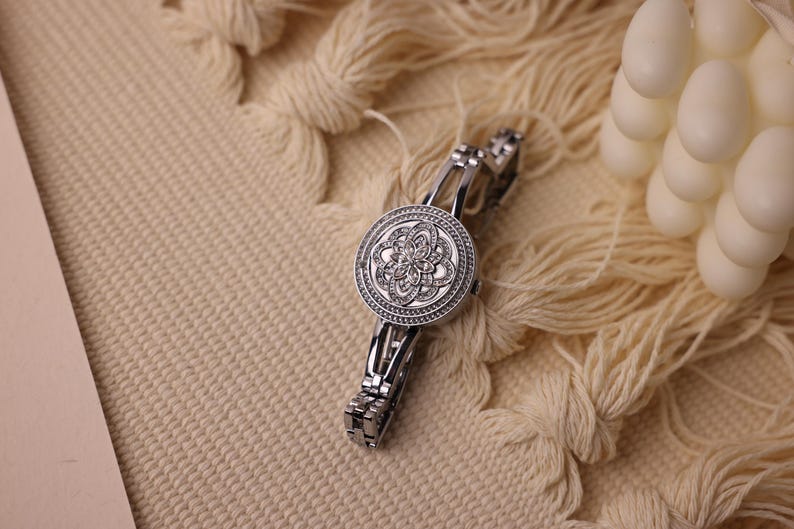 Blommig armbandsklocka för kvinnor, dekorativ urtavla med smyckesklocka och personlig presentask, elegant armbandsur som present till henne bild 3