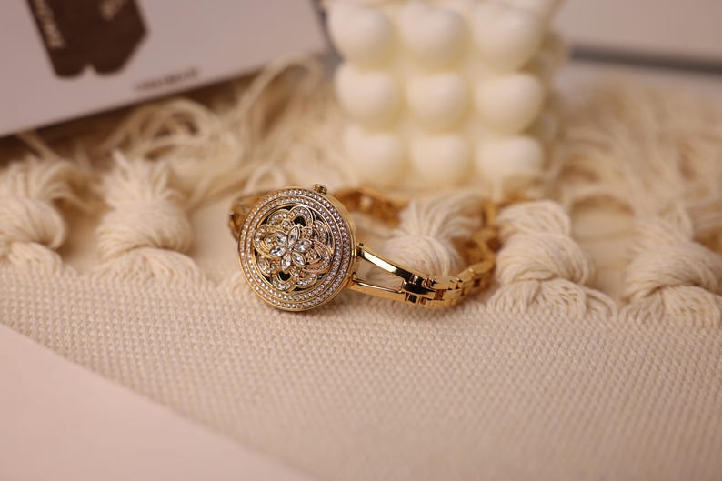 Blommig armbandsklocka för kvinnor, dekorativ urtavla med smyckesklocka och personlig presentask, elegant armbandsur som present till henne bild 14