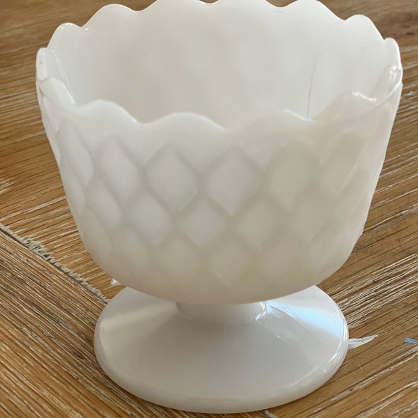 E O Brody small compote,Milk glass, dessert dish.  Knick knack holder,MJ-51, Cleveland Ohio, USA,1950's