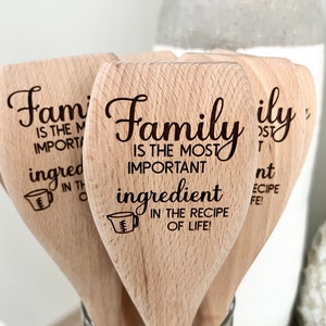 以下が含まれることがあります： 「Family is the most important ingredient in the recipe of life!」という文字が刻まれた木製のスプーンのセットです。