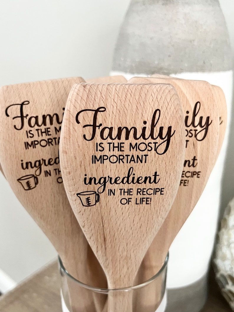 以下が含まれることがあります： 「Family is the most important ingredient in the recipe of life!」という文字が刻まれた木製のスプーンのセットです。