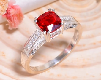 Anello con taglio a cuscino in rubino rosso, gambo diviso in argento sterling 925, accenti in zirconia cubica