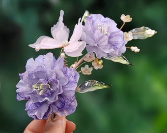 Pinza para el pelo con mariposa y flor morada: elegante accesorio romántico hecho a mano con un toque de bosque de hadas.