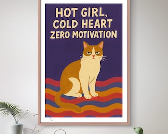 Könnte beinhalten: Gerahmter Kunstdruck mit einer Illustration einer grimmig dreinblickenden Katze. Die Katze mit orange-weißem Fell ist vor einem dunkelvioletten Hintergrund platziert. Der Text "HOT GIRL, COLD HEART, ZERO MOTIVATION" ist gelb. Darunter sind farbige Wellenlinien.