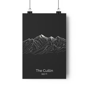 Könnte beinhalten: Schwarzes Poster mit einer weißen Strichzeichnung einer Bergkette. Unter der Bergillustration steht der Text "The Cuillin" mit "993 m" darunter. Das Poster wird von zwei schwarzen Clips gehalten.