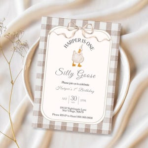 Silly Little Gooseの誕生日招待状。編集可能なSilly Goose Oneの招待状。男の子の1歳の誕生日、ピンクギンガムチェックのファーストパーティー、コケットリボンテーマ。G7