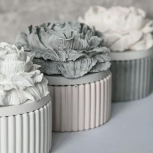 Keramik-Pfingstrosenpulverbehälter | Handgefertigte, befüllbare Kerze | Elegantes Gastgeschenk | Geschenk für Neugeborene, Hochzeiten oder Zuhause
