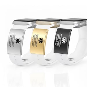 Könnte beinhalten: Drei Smartwatch-Armbänder mit medizinischen Warnhinweisen. Die Armbänder sind weiß mit silbernen, goldenen und schwarzen Metallplatten. Jede Platte trägt den Text "MAFUZA: DIABETES, BLOOD THINNER, ALLERGIC TO NUTS, ICE:(619)123-4567" und ein medizinisches Symbol.