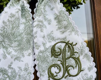 Banda decorativa con monograma verde Toile, lazo bordado verde salvia para puerta, regalo de decoración para la puerta principal de Grandmillennial