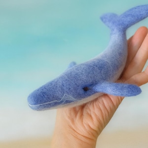 Baleia de feltro feita à mão | Decoração de berçário oceânico | Decoração de berçário oceânico | Escultura de animal em feltro | Arte em feltro