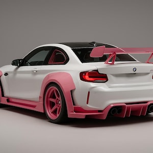 Puede incluir: Coche deportivo blanco con detalles en rosa, incluyendo ruedas, aletas y alerón trasero. El coche tiene techo negro y diseño deportivo. Es un BMW.