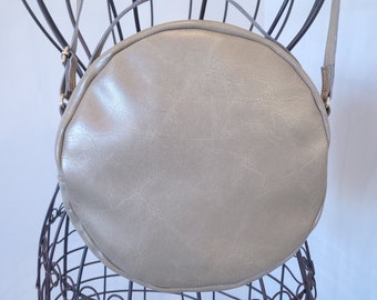 Sac à bandoulière rond en faux cuir taupe avec poignée et bandoulière réglable