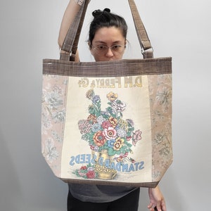 Vintage flower seed tote bag with flat bottom and magnetic closure.