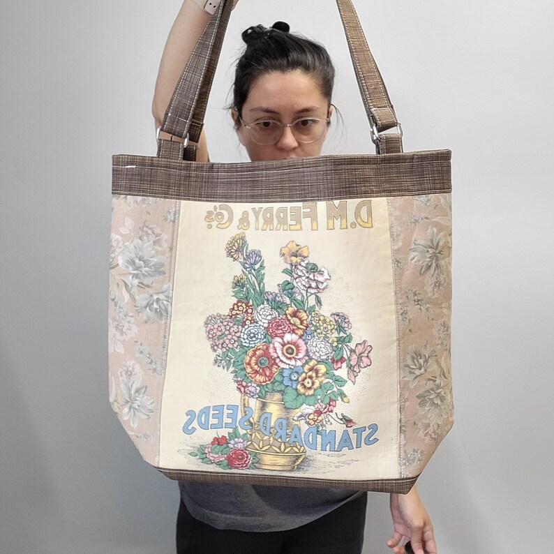 Vintage flower seed tote bag with flat bottom and magnetic closure.