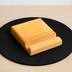 Handyhalterung aus Holz für Smartphone mit Hülle