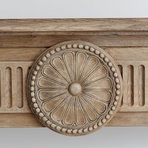 Op de afbeelding: Een set van drie keramische mokken met een gespikkelde, matte afwerking. De mokken zijn in cr&egrave;me, lichtgrijs en donkergrijs. Elke mok heeft een eenvoudig, minimalistisch ontwerp en een afgeronde handgreep. Perfect voor koffie of thee.